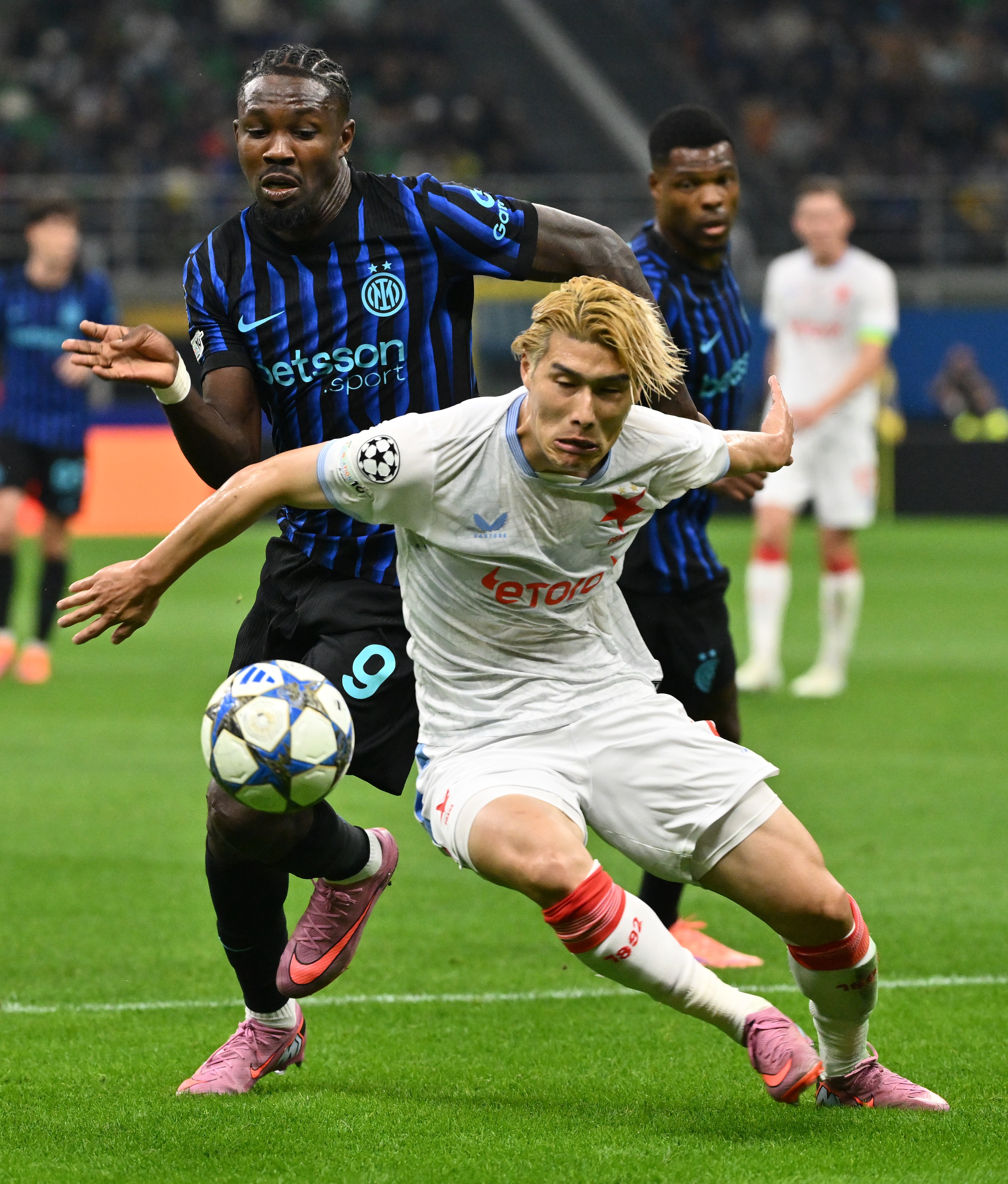 国际米兰迎葡超关键赛;赛后临场应变;气氛紧张;赛季目标并未改变的简单介绍 国际米兰迎葡超关键赛;赛后临场应变;气氛紧张;赛季目标并未改变的简单介绍